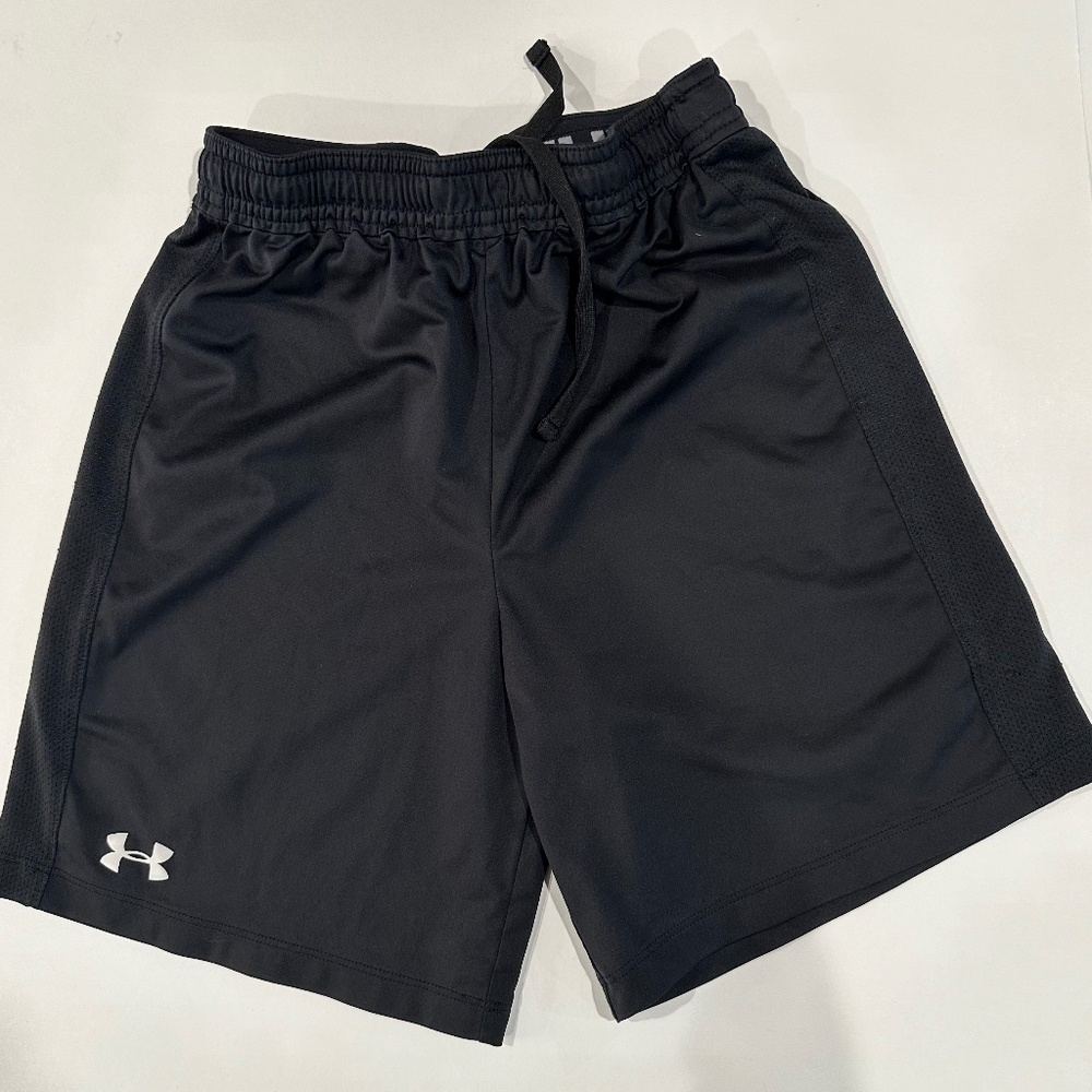Under Armour Black Basketball Loose Shorts. -  Size‎ M (YMD).